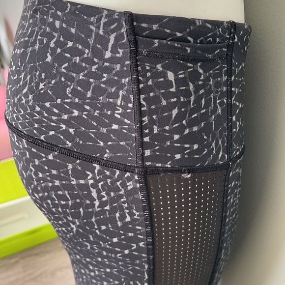 Lululemon size 8 capris - Picture 4 of 4